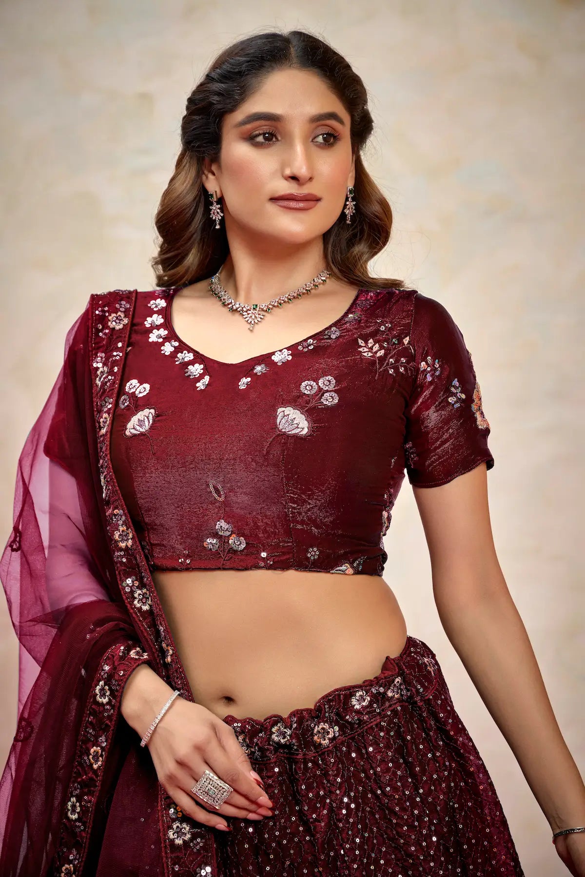 Lehenga Choli en filet bordeaux avec broderie au fil et sequins
