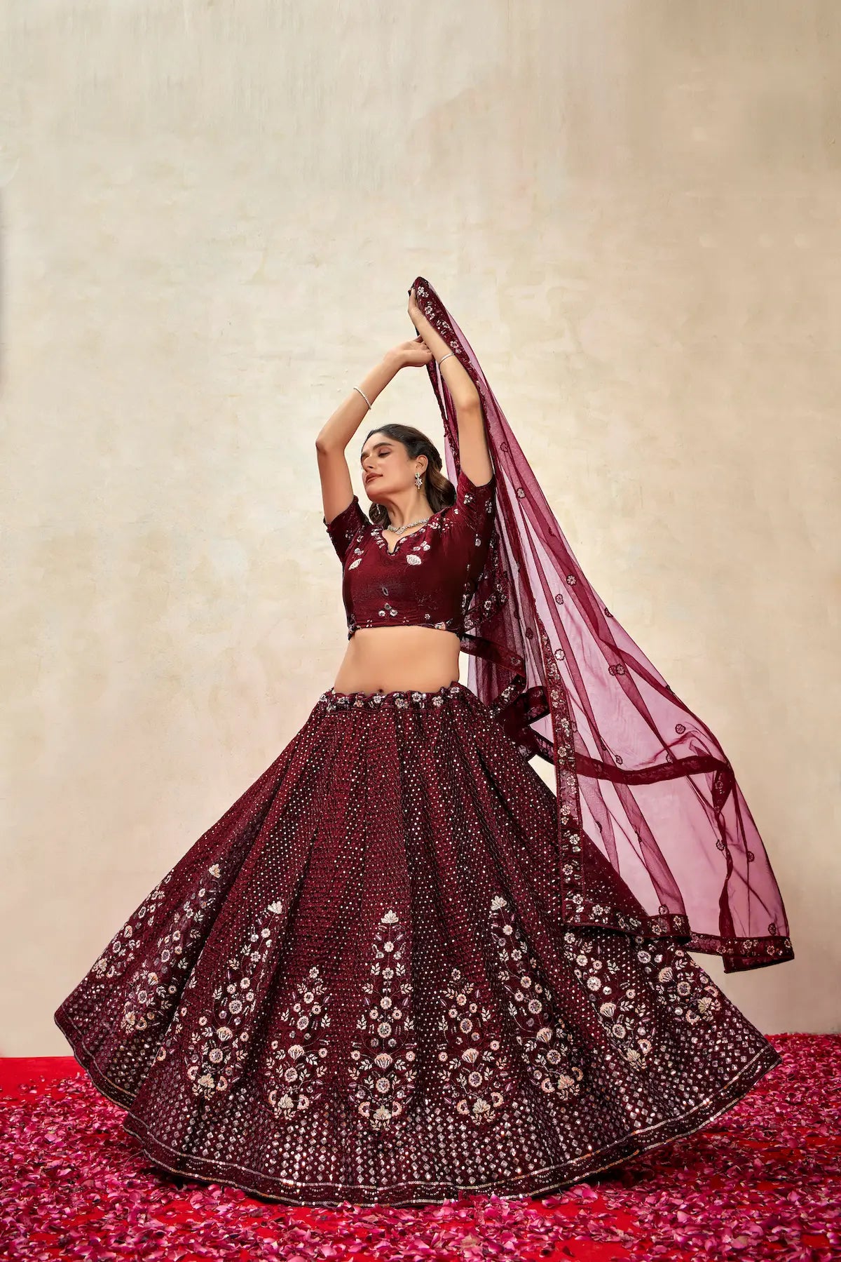 Lehenga Choli en filet bordeaux avec broderie au fil et sequins