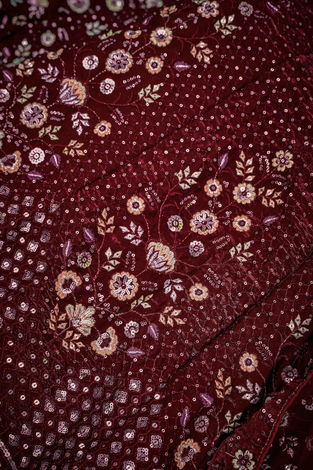 Lehenga Choli en filet bordeaux avec broderie au fil et sequins