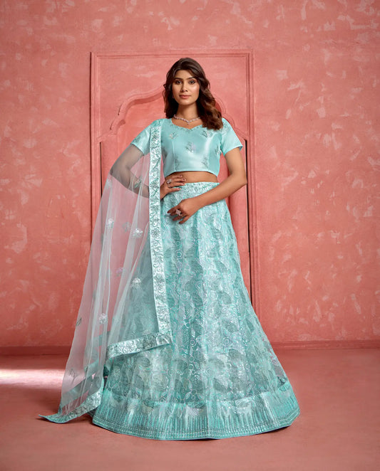 Himmelblaues Netz-Lehenga-Choli mit Fadenstickerei und Pailletten – Ein schillerndes traditionelles Outfit für Ihre Feierlichkeiten
