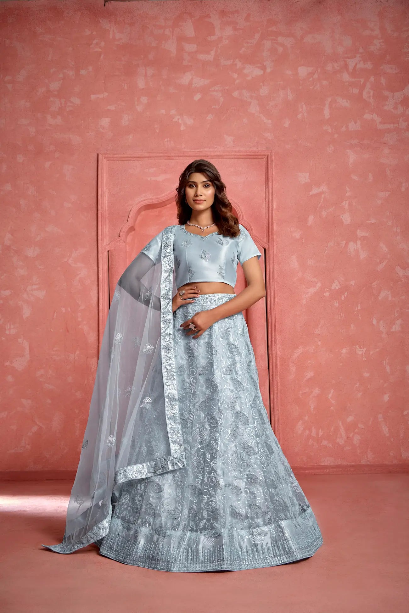 Lehenga Choli Gris Clair en Tissu Filet avec Broderies au Fil et Sequins – Une pièce élégante et scintillante, idéale pour vos célébrations raffinées