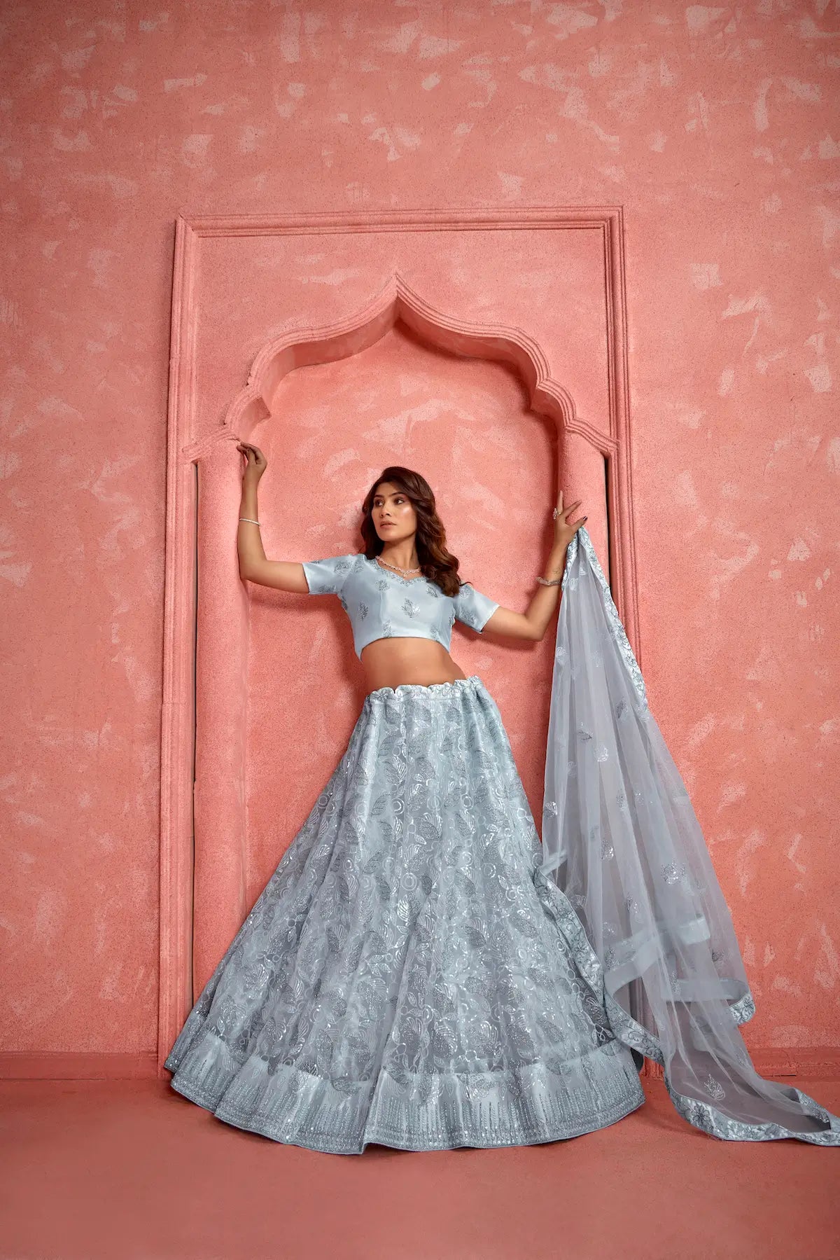 Lehenga Choli Gris Clair en Tissu Filet avec Broderies au Fil et Sequins – Une pièce élégante et scintillante, idéale pour vos célébrations raffinées