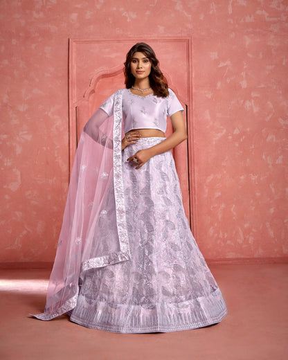 Lehenga Choli Lavande en Tissu Filet avec Broderies au Fil et Sequins