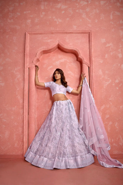 Lehenga Choli Lavande en Tissu Filet avec Broderies au Fil et Sequins