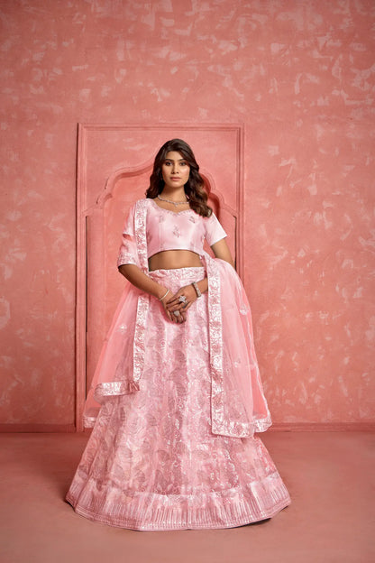 Lehenga Choli Pêche en Tissu Filet avec Broderies au Fil et Sequins