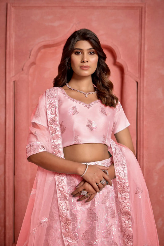 Lehenga Choli Pêche en Tissu Filet avec Broderies au Fil et Sequins