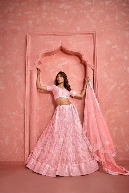 Lehenga Choli Pêche en Tissu Filet avec Broderies au Fil et Sequins