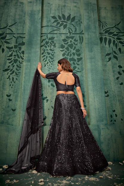 Lehenga Choli en filet noir avec broderie au fil et sequins