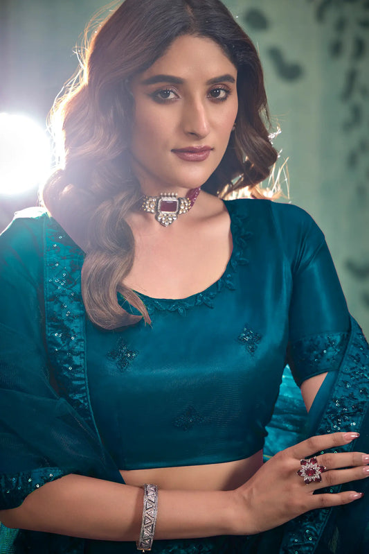 Kristallblau-grünes Netz-Lehenga-Choli mit Fadenstickerei und Pailletten
