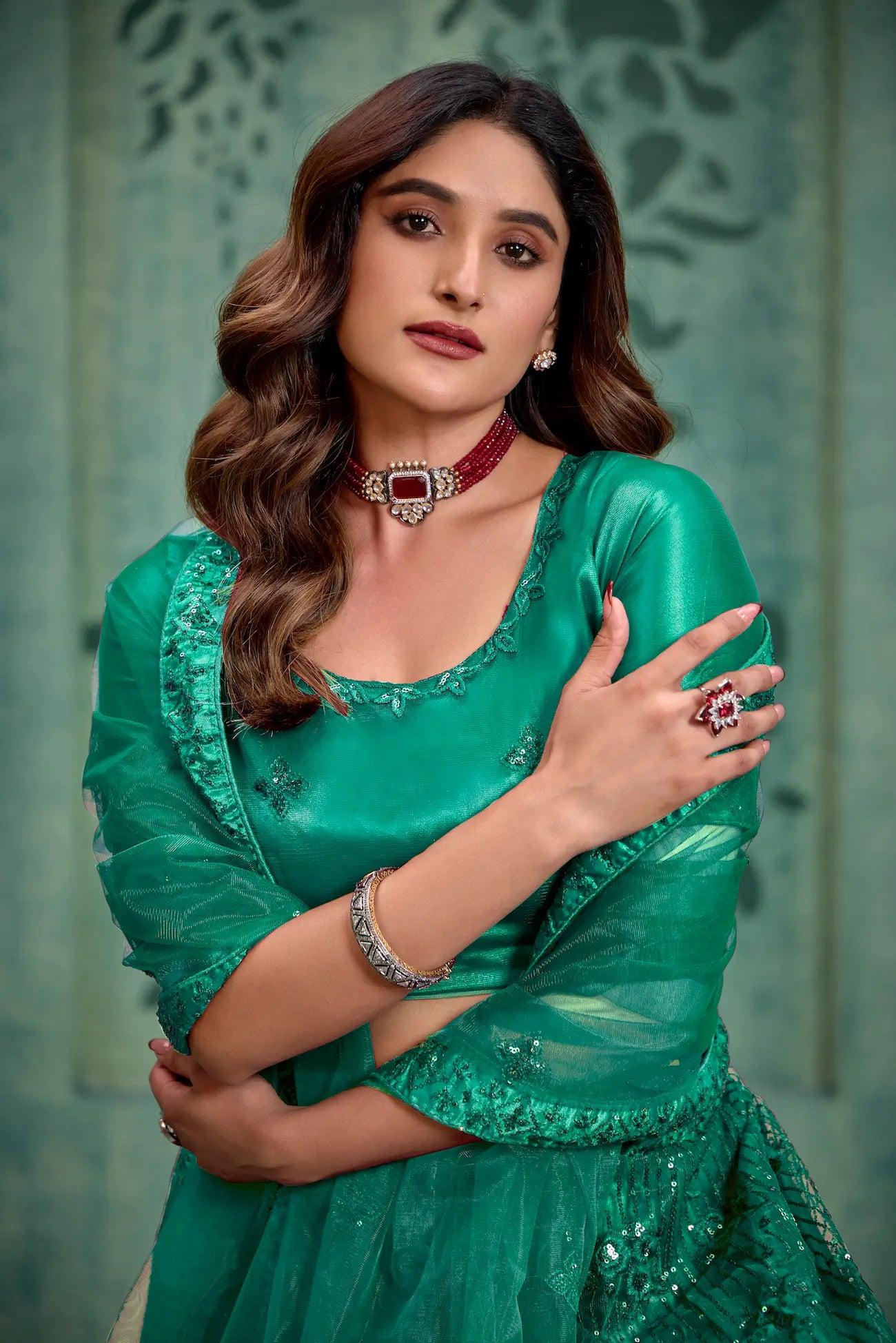 Lehenga Choli en filet vert persan avec broderie au fil et sequins