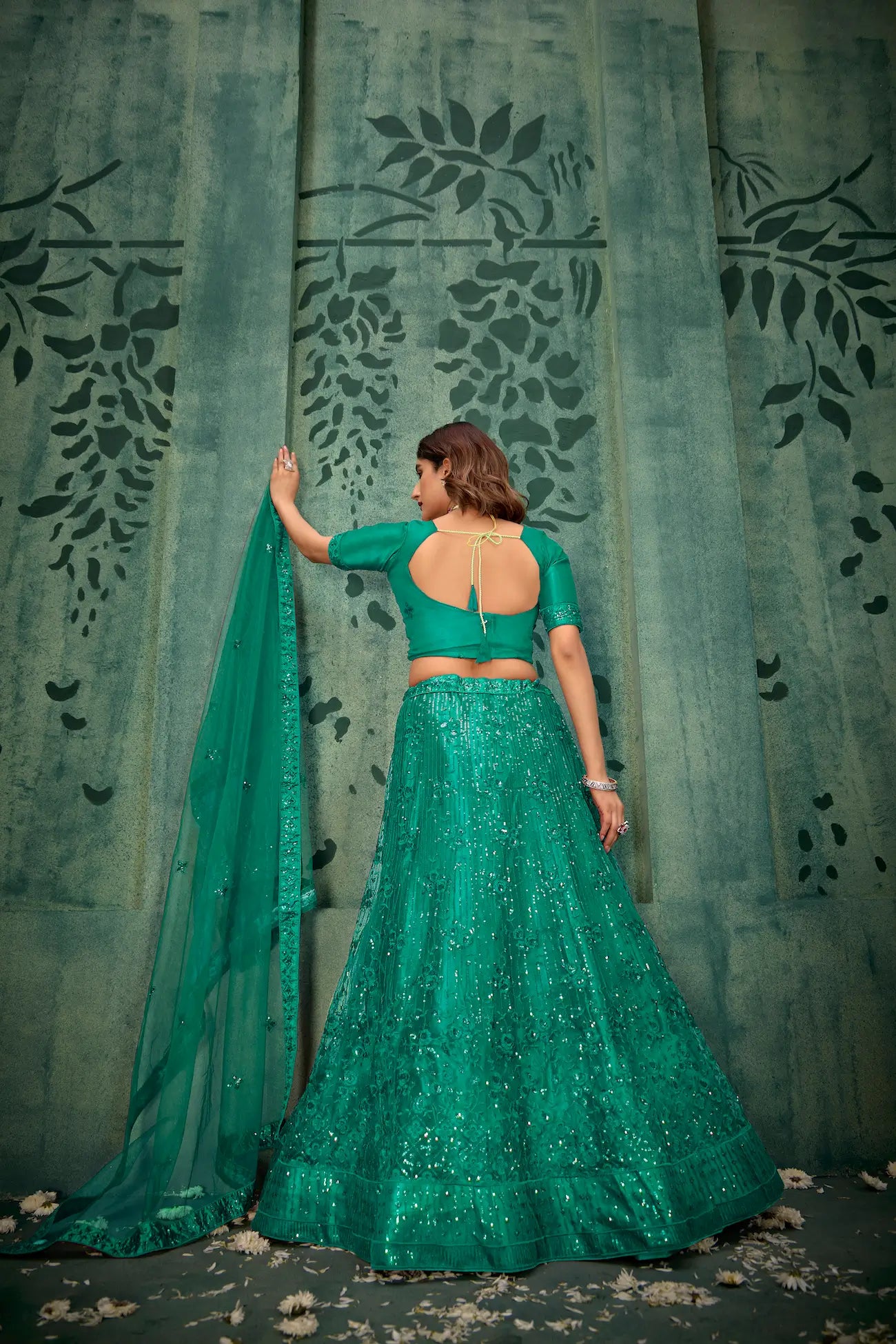 Lehenga Choli en filet vert persan avec broderie au fil et sequins
