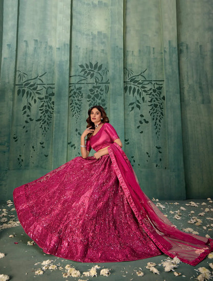 Lehenga Choli en filet magenta rose avec broderie au fil et sequins