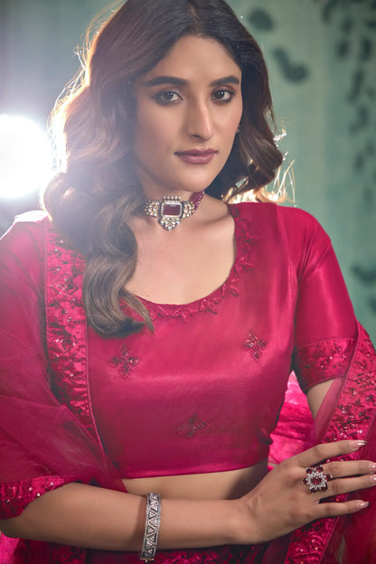 Lehenga Choli en filet magenta rose avec broderie au fil et sequins