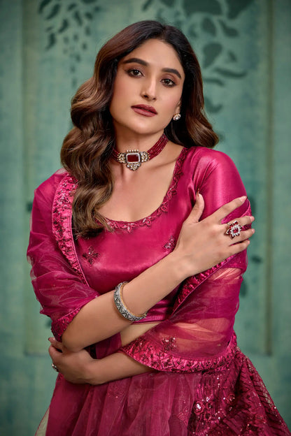 Lehenga Choli en filet magenta rose avec broderie au fil et sequins