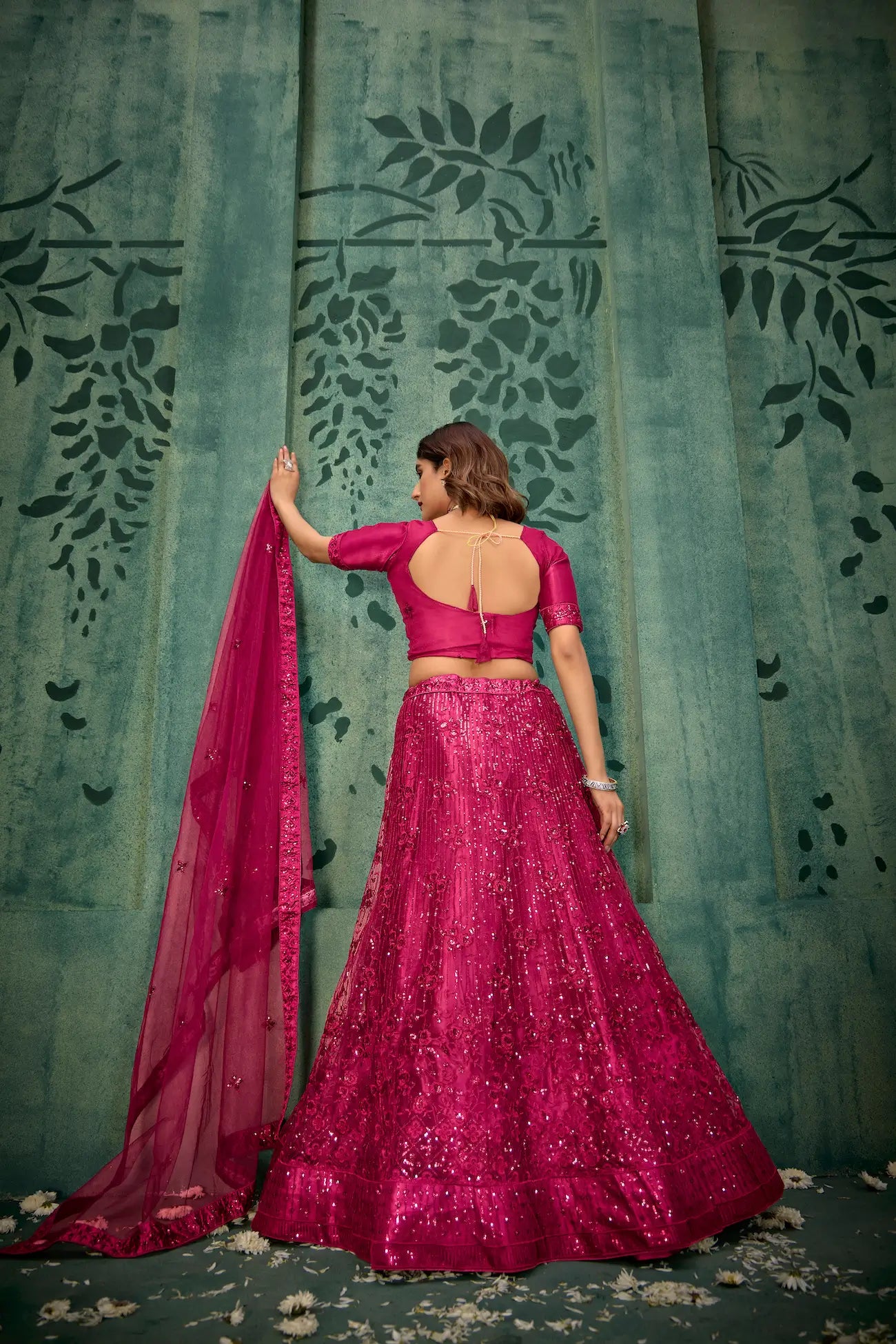 Lehenga Choli en filet magenta rose avec broderie au fil et sequins