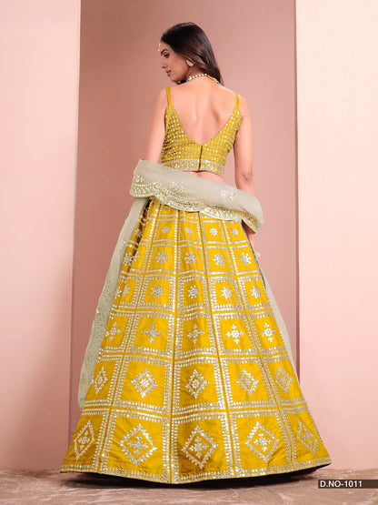 Lehenga Choli Jaune en Soie Artificielle avec Broderies au Fil et Paillettes