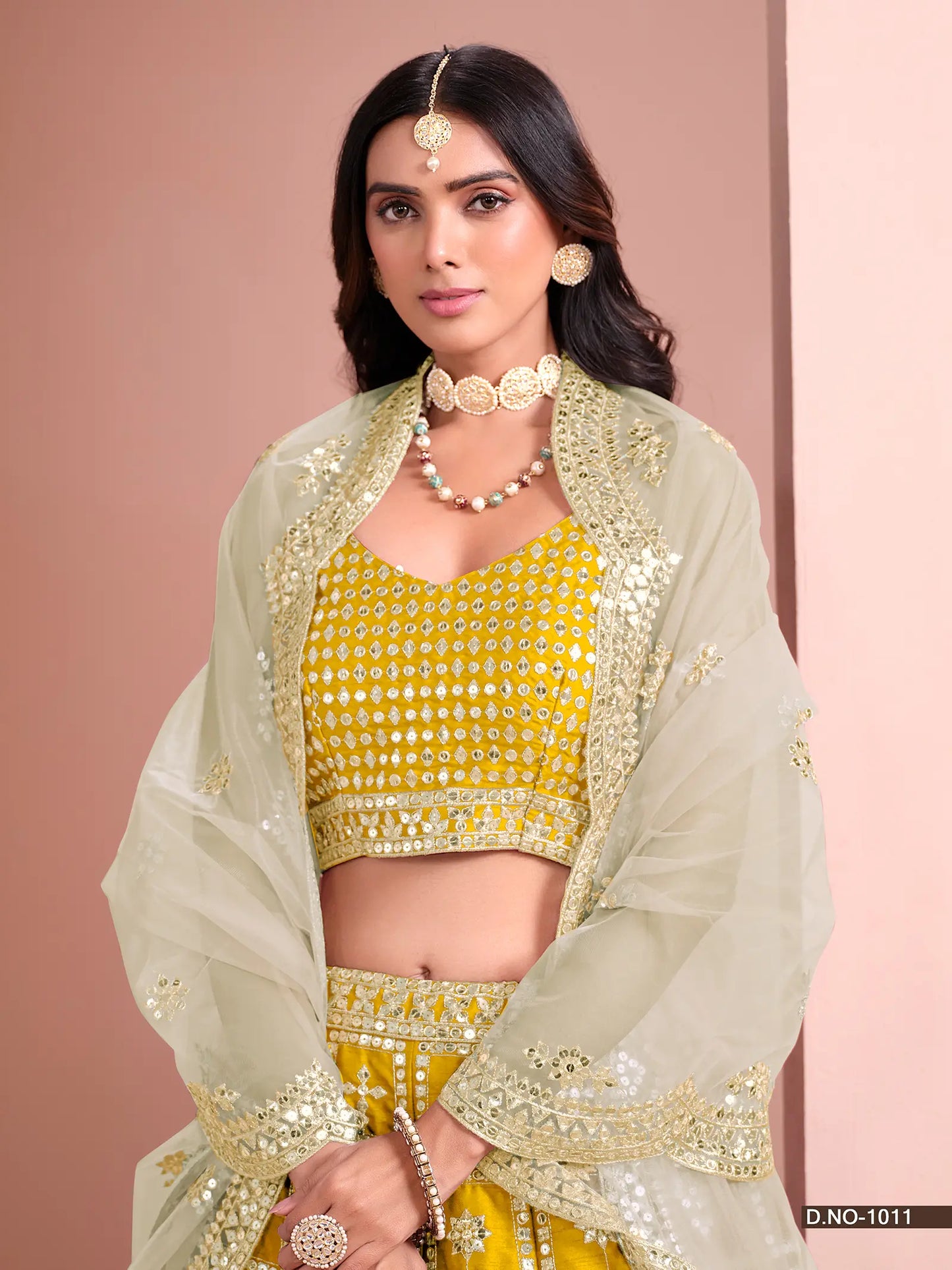 Lehenga Choli Jaune en Soie Artificielle avec Broderies au Fil et Paillettes