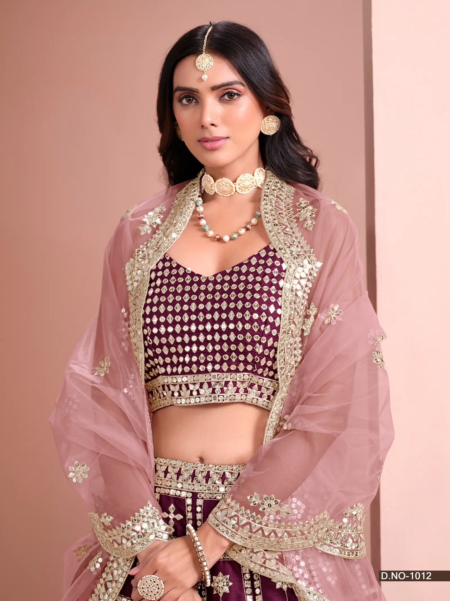 Lehenga Choli en Soie Artificielle Violet foncé avec Broderies au Fil et Sequins