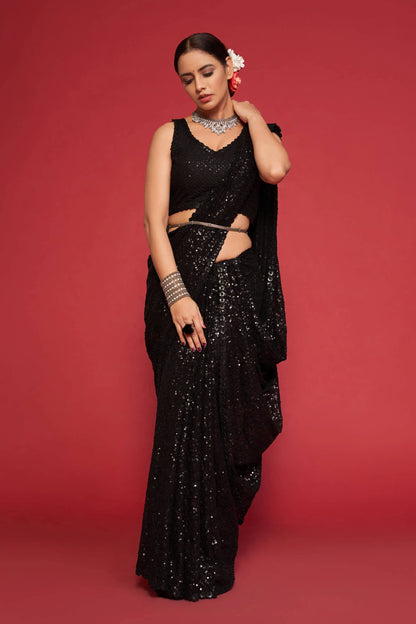 Sari noir intense en georgette avec broderie au fil et multiples sequins