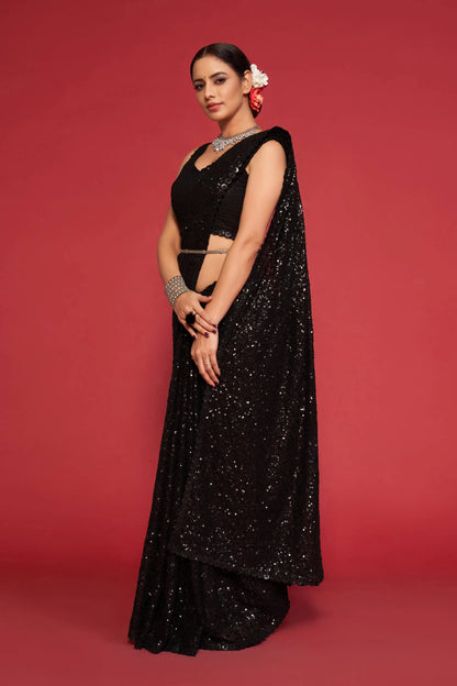 Sari noir intense en georgette avec broderie au fil et multiples sequins