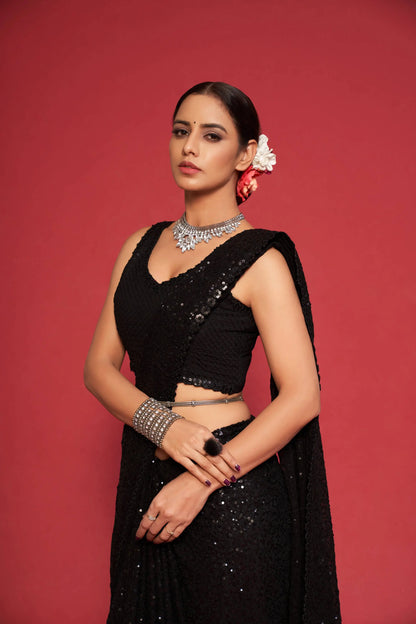 Sari noir intense en georgette avec broderie au fil et multiples sequins