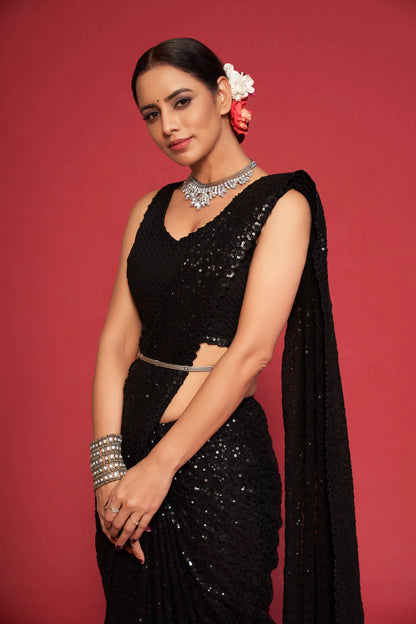 Sari noir intense en georgette avec broderie au fil et multiples sequins