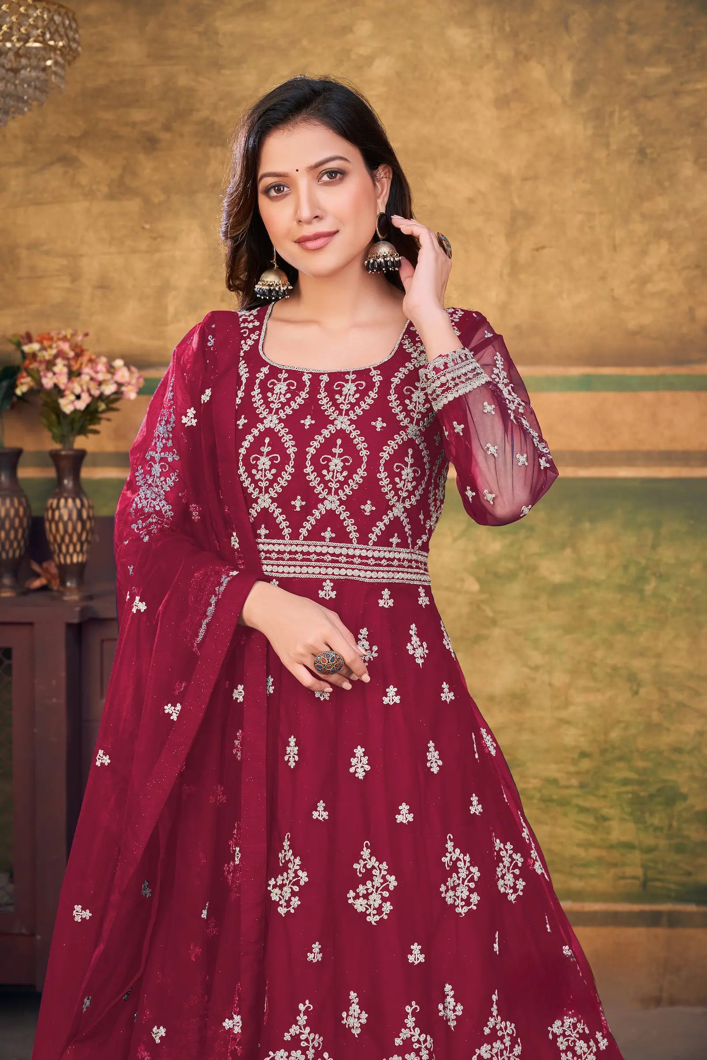 Robe rouge en tissu net avec broderie en zari et au fil
