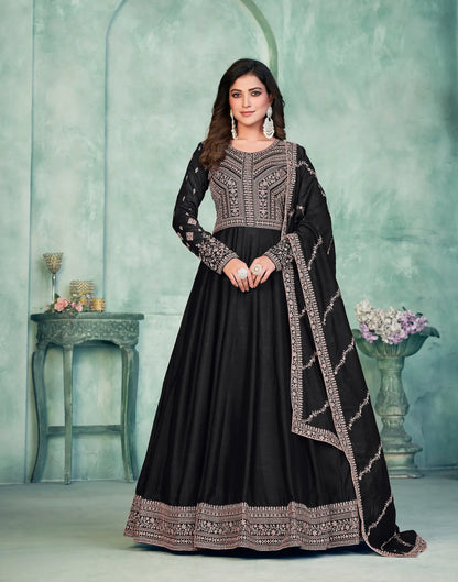 Robe noire en soie artificielle avec broderie en zari et au fil