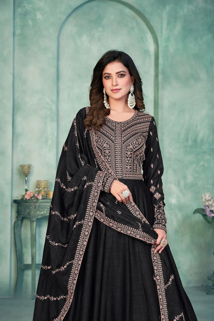 Robe noire en soie artificielle avec broderie en zari et au fil