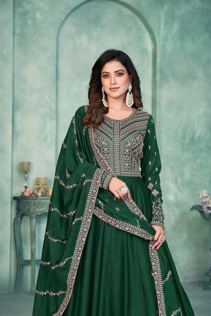 Robe verte en soie artificielle avec broderie en zari et au fil