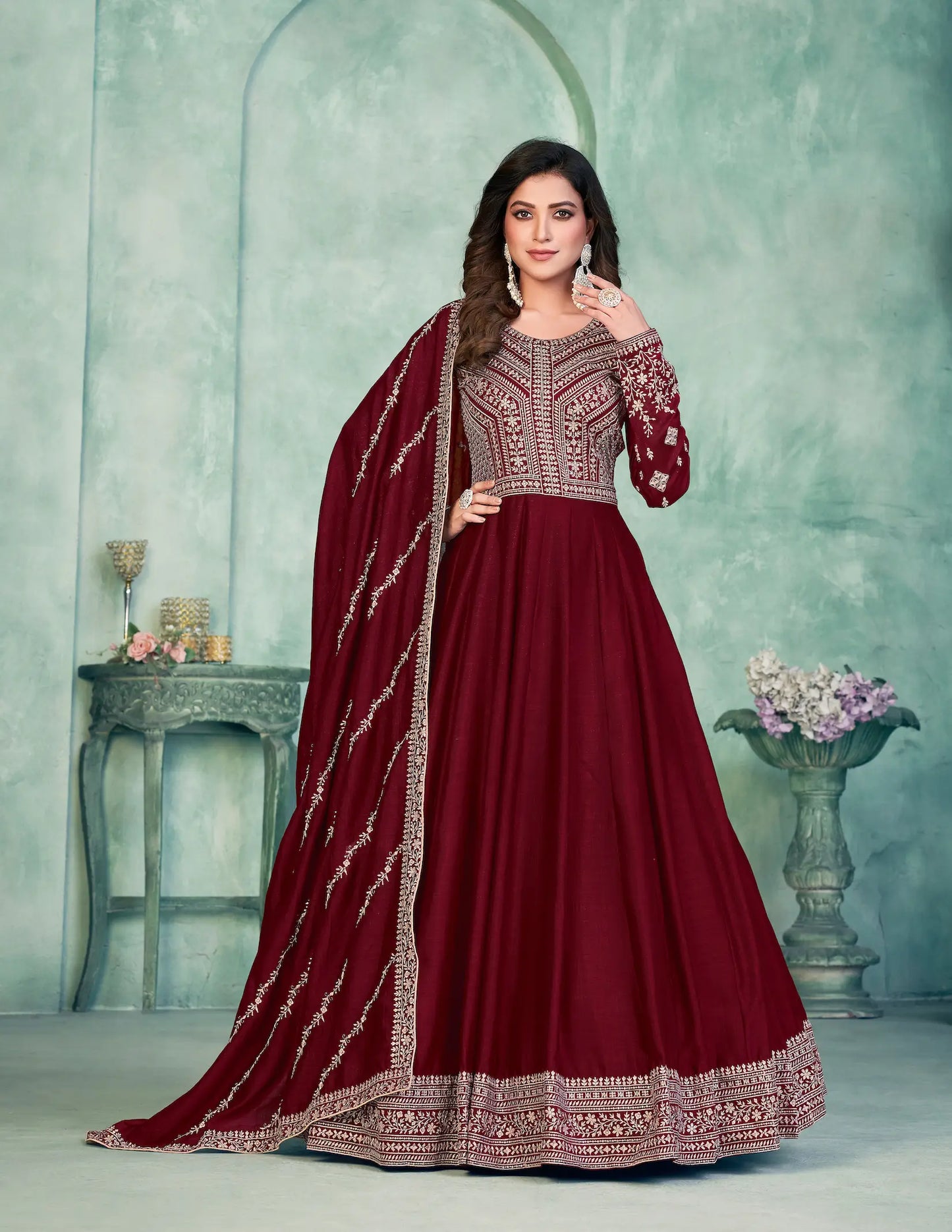 Robe rouge en soie artificielle avec broderie en zari et au fil