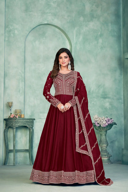 Robe rouge en soie artificielle avec broderie en zari et au fil