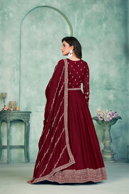 Robe rouge en soie artificielle avec broderie en zari et au fil