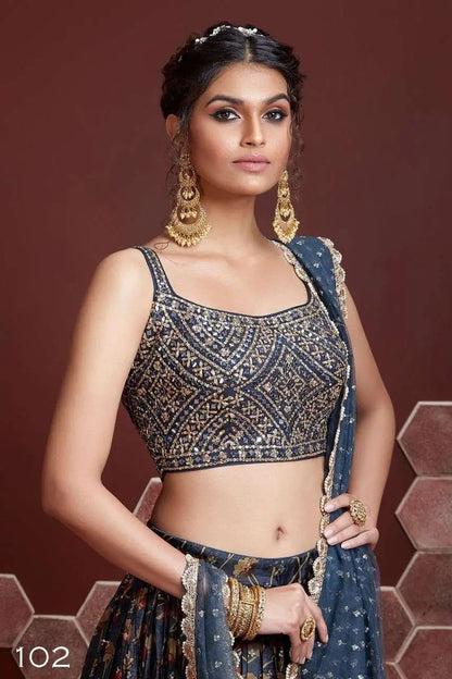 Lehenga bleu gris Davy avec imprimé numérique et broderie lourde, ornée de véritables miroirs
