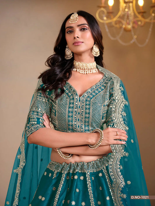 Designer Lehenga Choli aus lagunenblauer Kunstseide mit Fadenstickerei und Pailletten