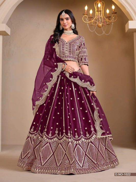 Designer Lehenga Choli aus traubenfarbener Kunstseide mit Fadenstickerei und Pailletten