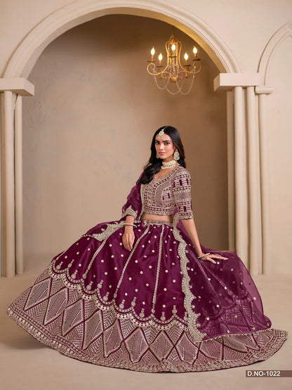 Designer Lehenga Choli aus traubenfarbener Kunstseide mit Fadenstickerei und Pailletten