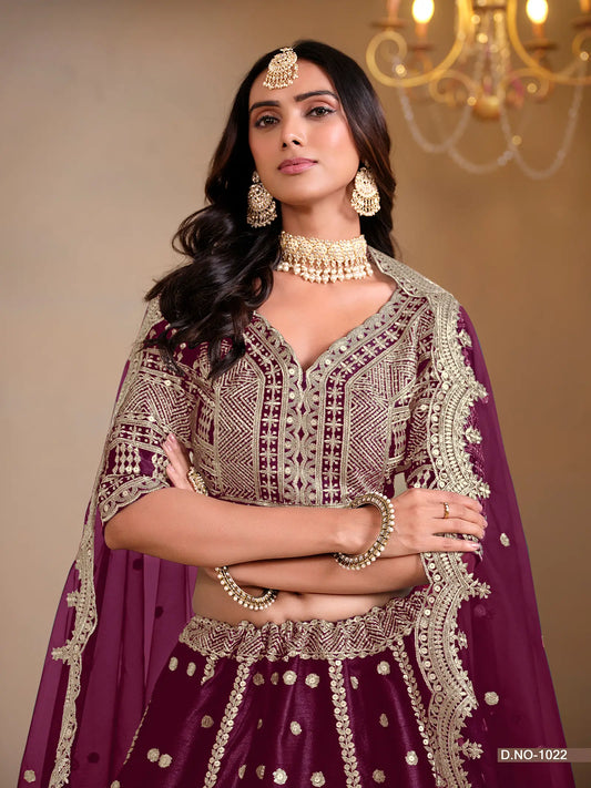 Designer Lehenga Choli aus traubenfarbener Kunstseide mit Fadenstickerei und Pailletten