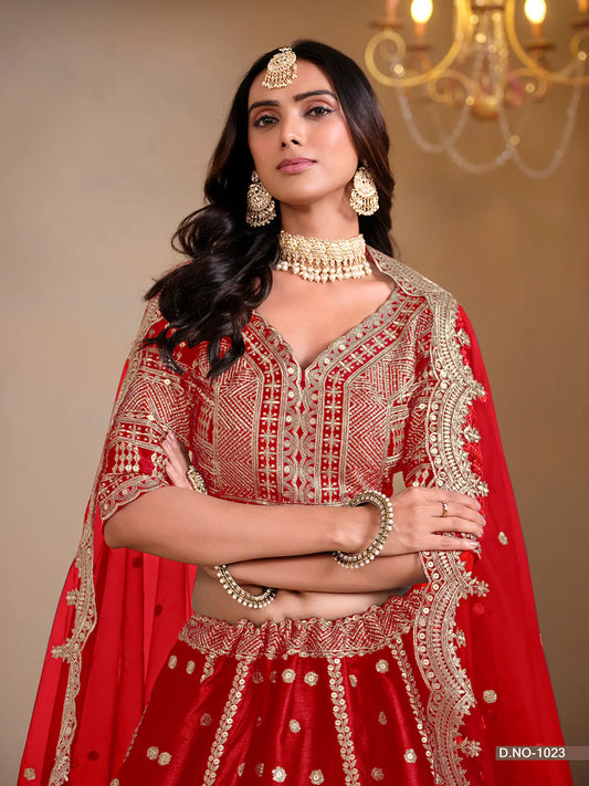 Designer Lehenga Choli aus leuchtend roter Kunstseide mit Fadenstickerei und Pailletten