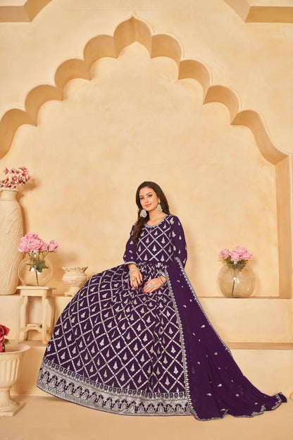 Robe en georgette violet foncé avec broderie au fil et sequins