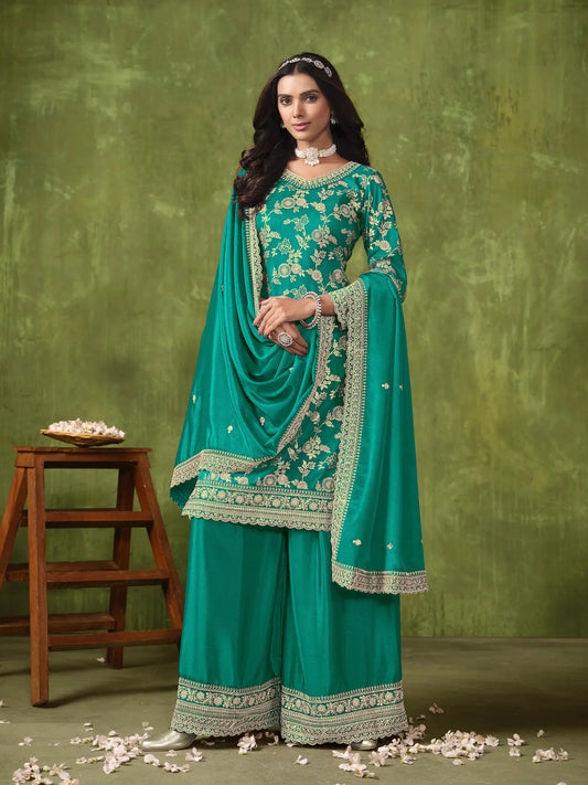 Ensemble Palazzo vert sarcelle en soie Dola avec tissage zari, broderie en fil et sequins.