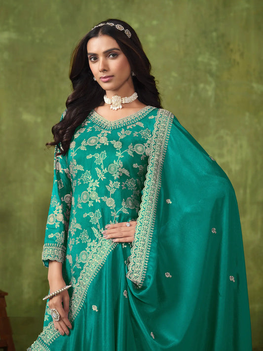 Ensemble Palazzo vert sarcelle en soie Dola avec tissage zari, broderie en fil et sequins.