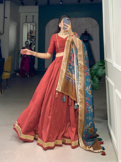 Hellroter Chinnon-Seiden-Lehenga-Choli mit elegantem blauen Blumen-Dupatta