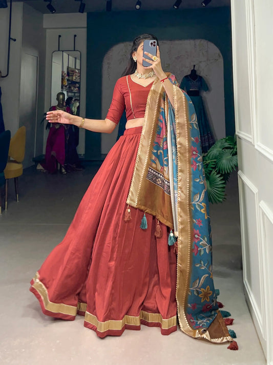 Hellroter Chinnon-Seiden-Lehenga-Choli mit elegantem blauen Blumen-Dupatta