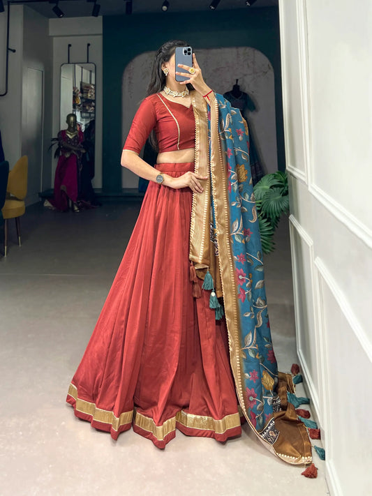 Hellroter Chinnon-Seiden-Lehenga-Choli mit elegantem blauen Blumen-Dupatta