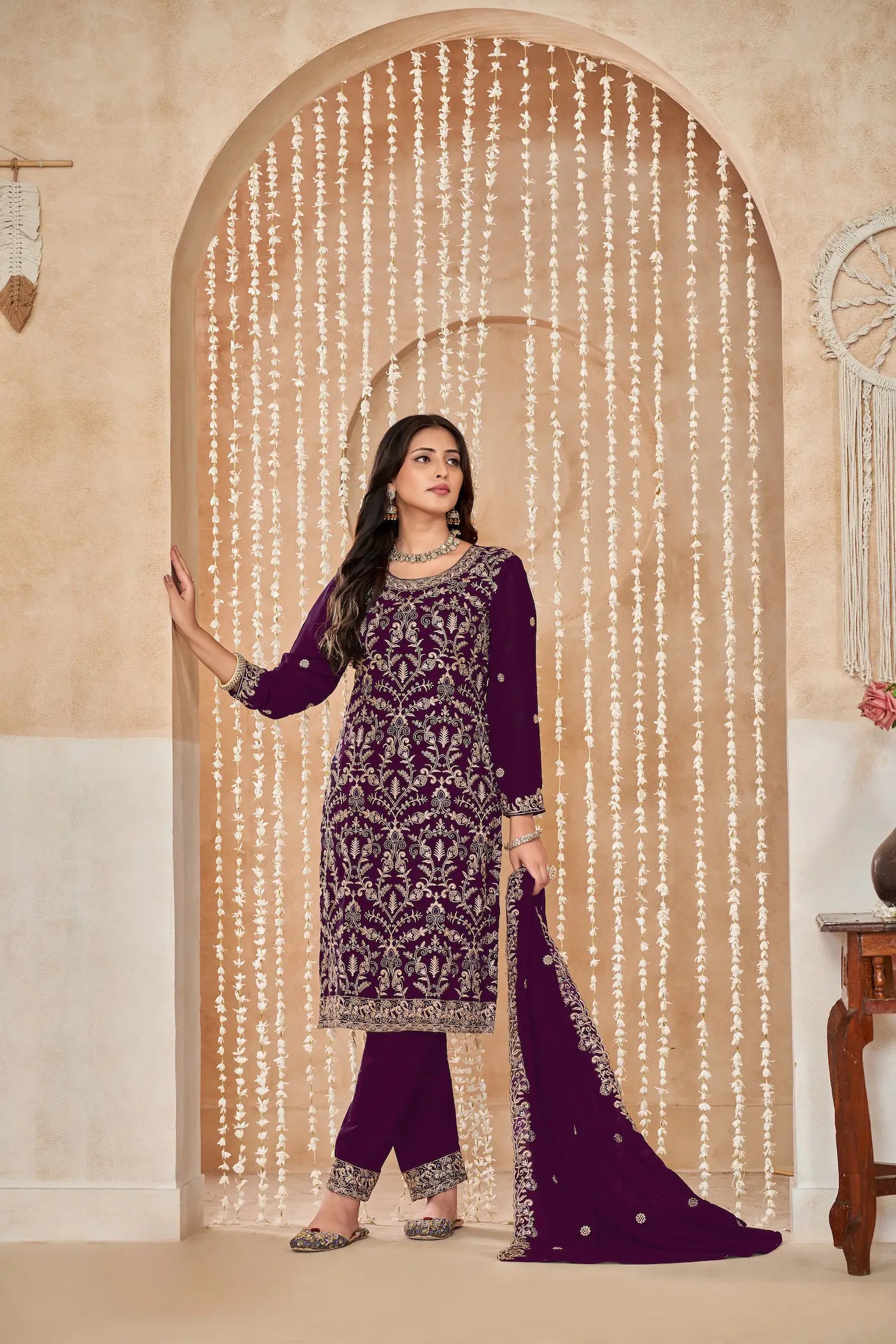 Traubenviolettes Palazzo-Set aus Georgette mit Faden- und Paillettenstickerei