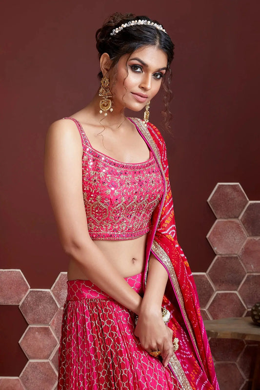 Lehenga rose tulipe avec imprimé numérique et broderie lourde à sequins, ornée de véritables miroirs