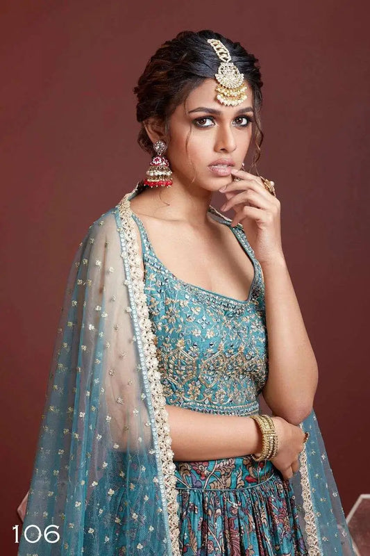 Lehenga bleu ciel en soie avec imprimé numérique et broderie lourde, ornée de véritables miroirs
