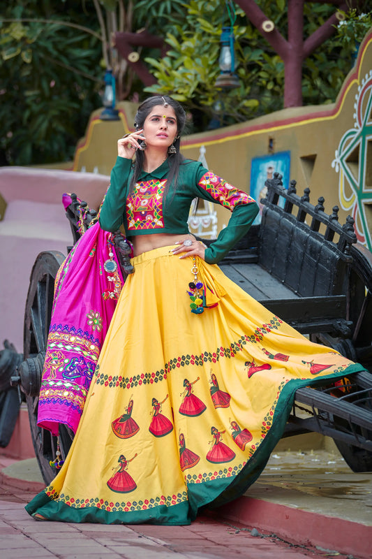Ensemble Lehenga Choli Navratri vert foncé et jaune avec travail de miroirs et imprimés de danseuses