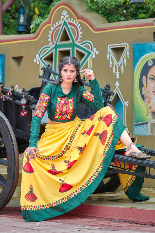 Ensemble Lehenga Choli Navratri vert foncé et jaune avec travail de miroirs et imprimés de danseuses